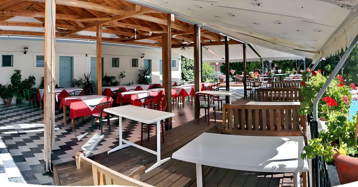 Een foto van het terras bij Hotel Theofilos Classic