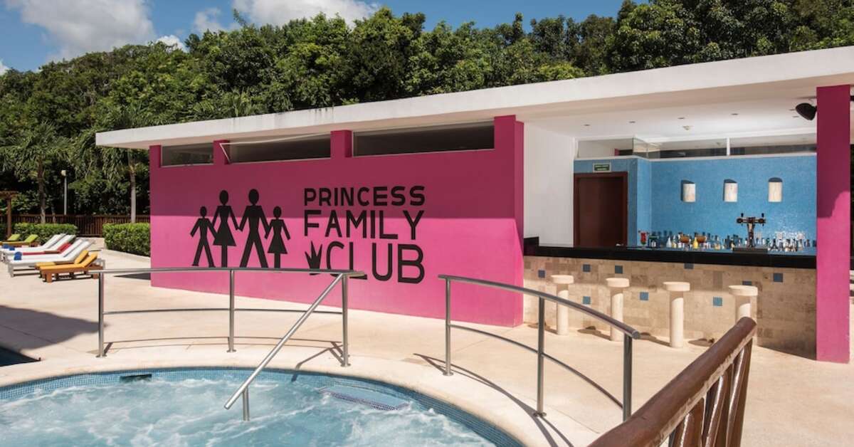 Een foto van het zwembad bij Grand Riviera Princess