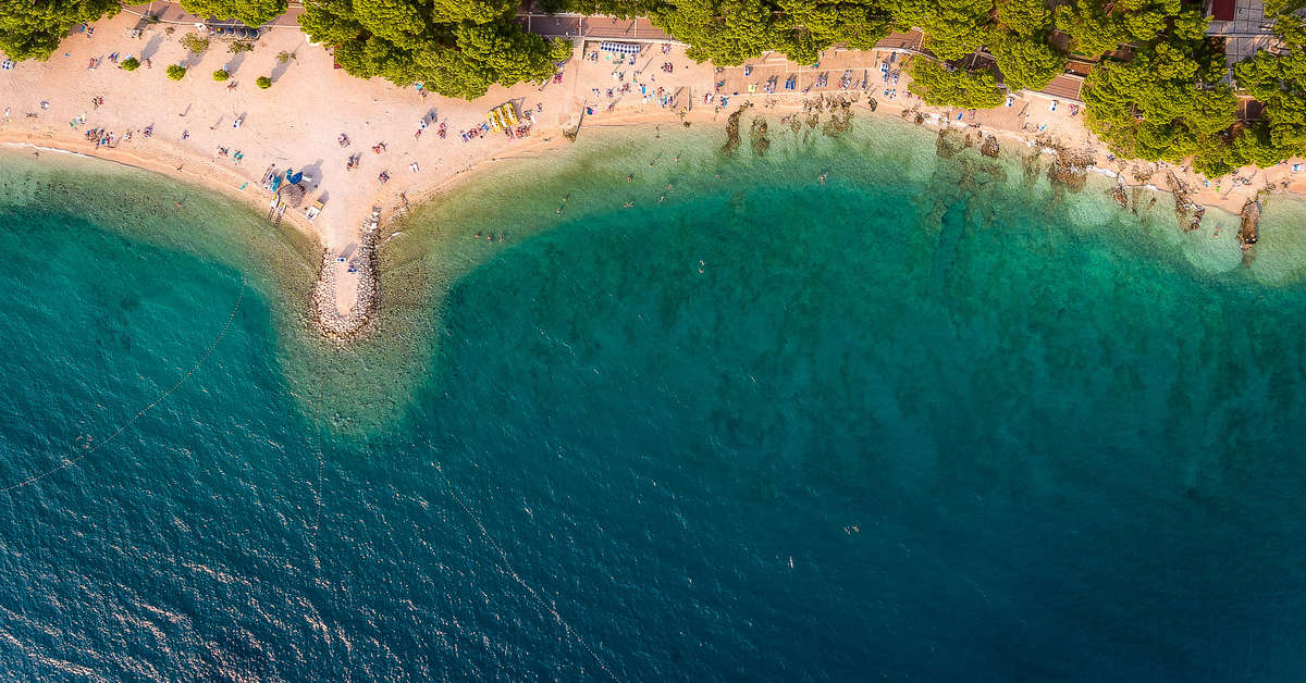 Een foto van het strand bij Makarska Sunny Resort