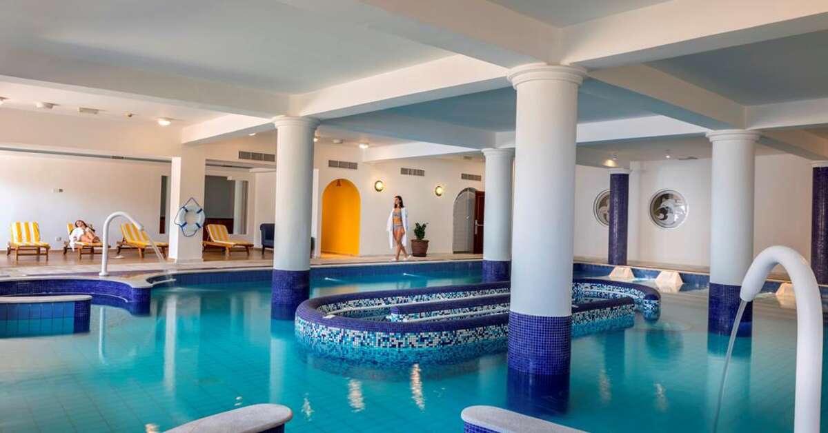 Een foto van het zwembad bij Aquamare Beach Hotel & Spa