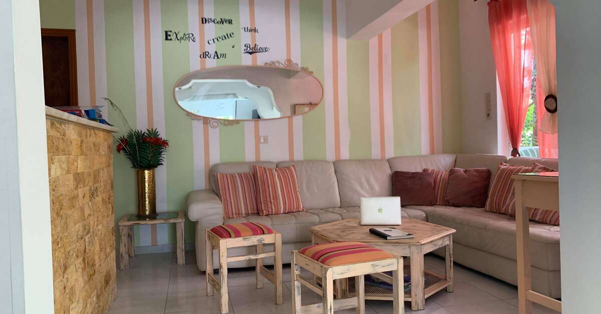Een foto van het interieur van White Palace Studios