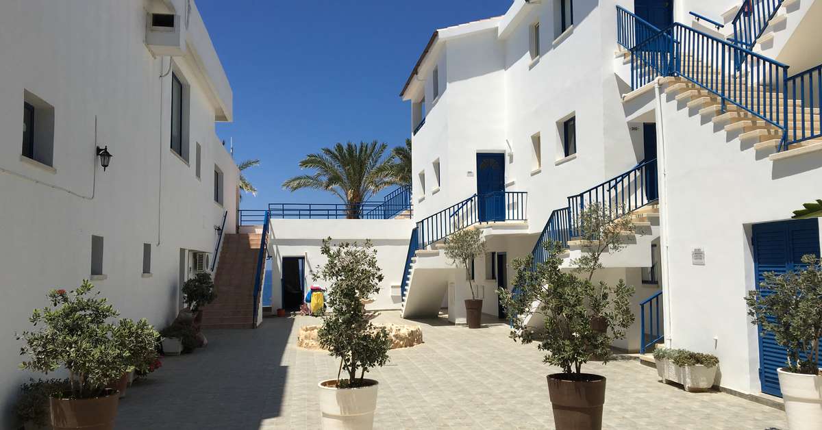 Een foto van de buitenkant van Vrachia Beach Hotel & Suites