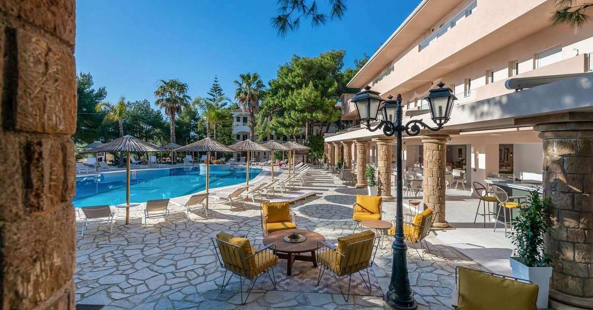Een foto van het zwembad bij Hotel Vasilikos Beach