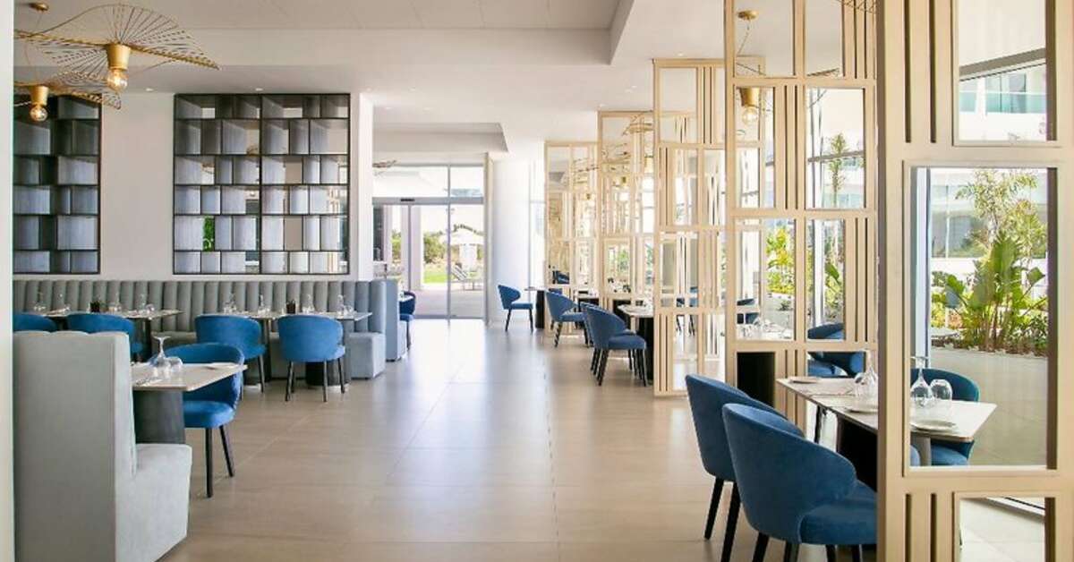Een foto van het interieur van Nissi Beach Resort