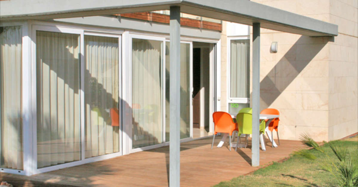 Een foto van het terras bij L'Escala Resort