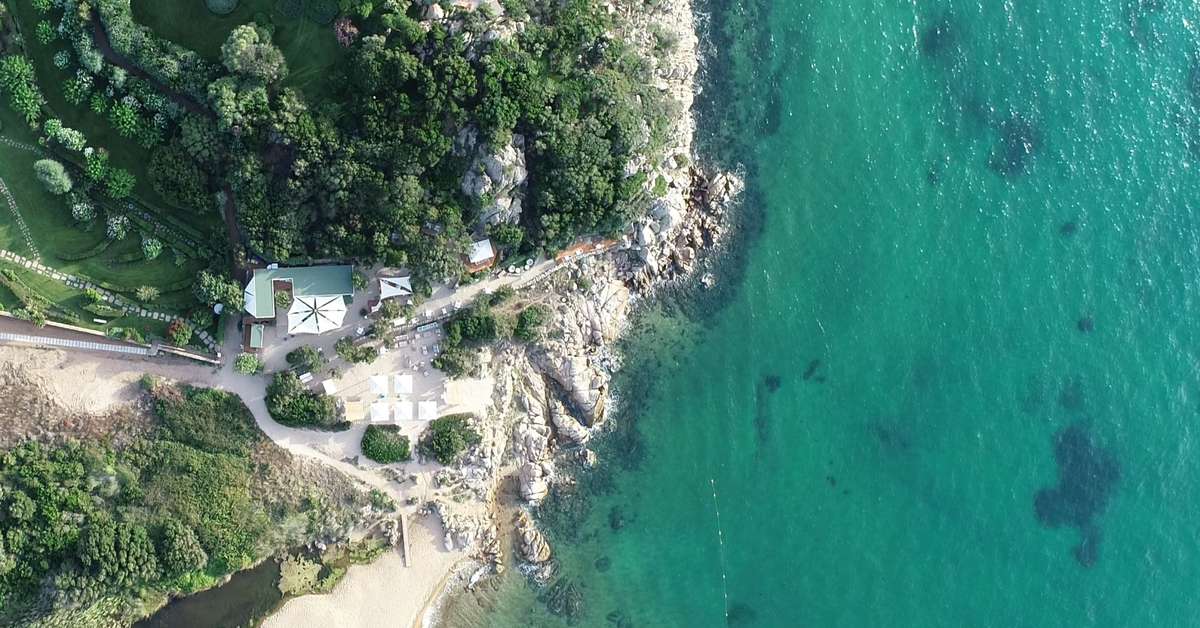 Een foto van het strand bij L'Ea Bianca Luxury Resort