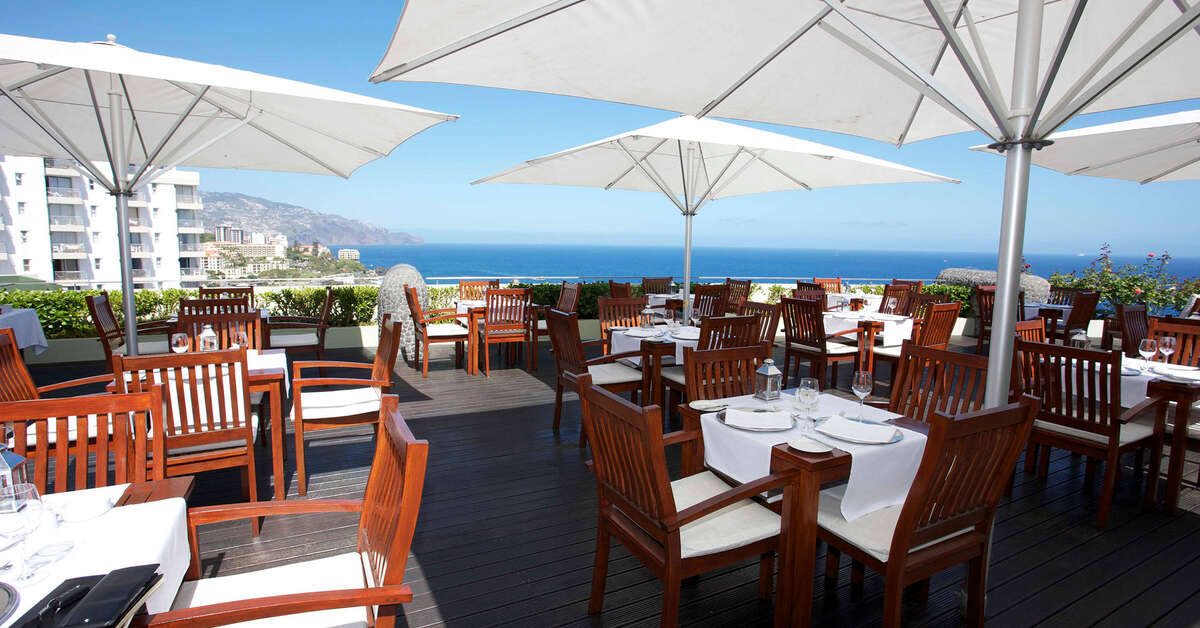 Een foto van het terras bij Madeira Regency Cliff Hotel