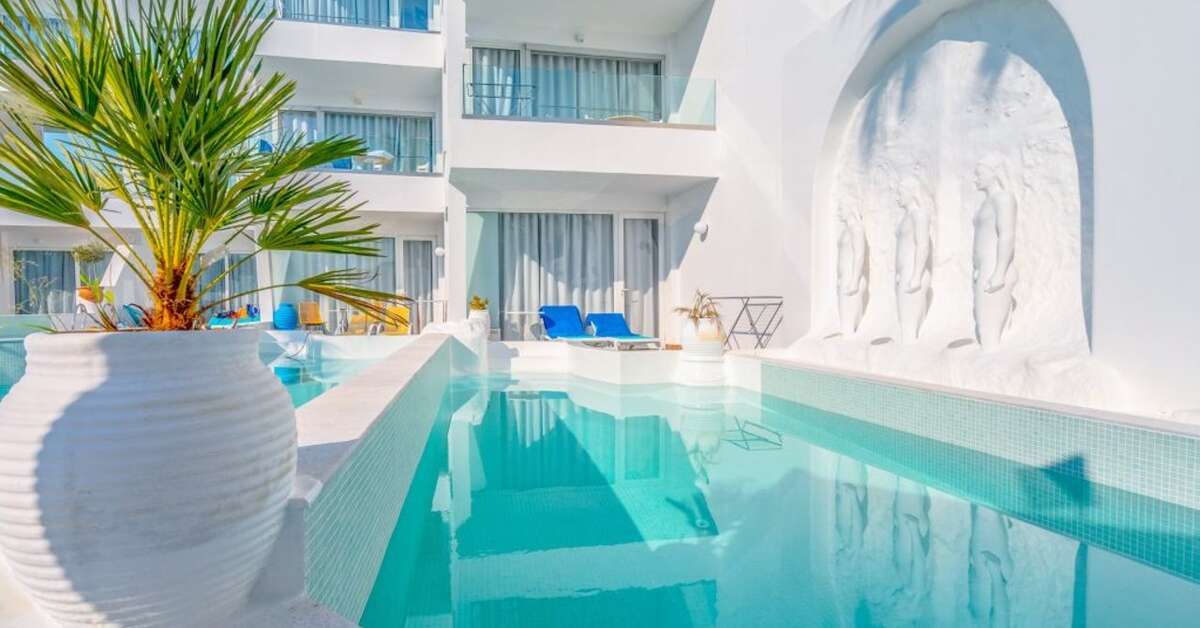 Een foto van het zwembad bij Kouros Home