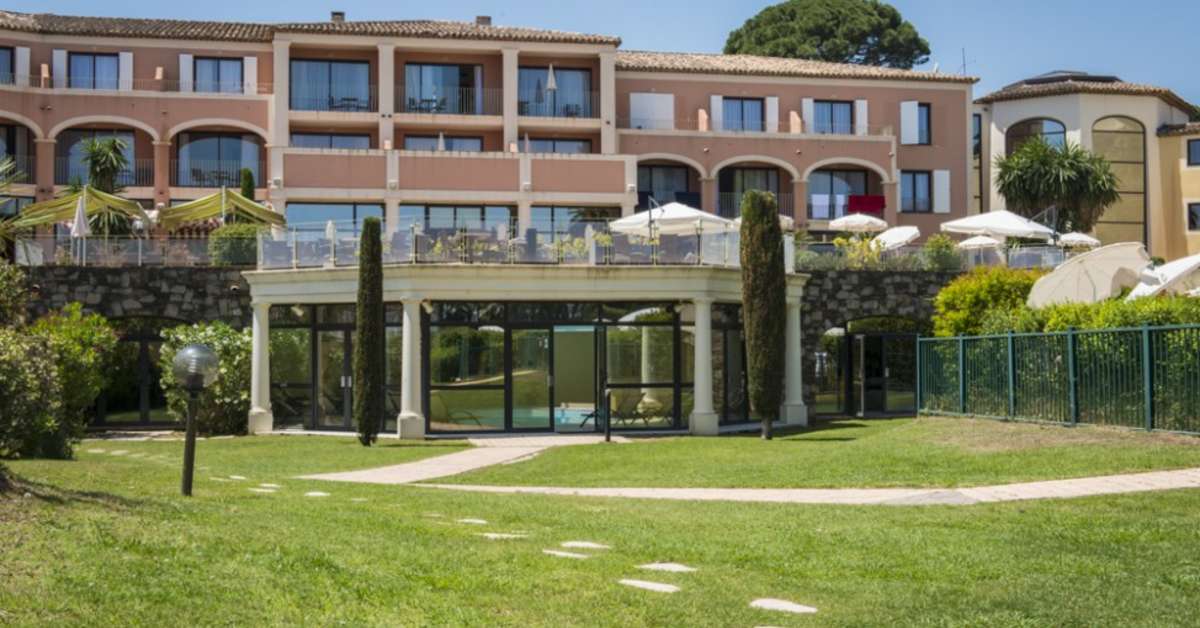 Een foto van de buitenkant van Hotel Les Jardins de Sainte-Maxime