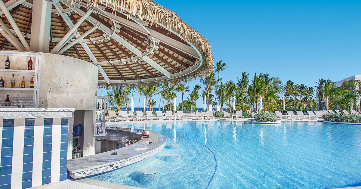 Een foto van het zwembad bij Serenade Punta Cana