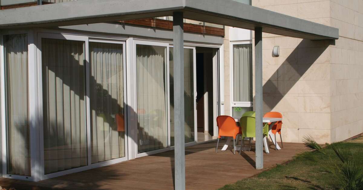 Een foto van het terras bij L'Escala Resort