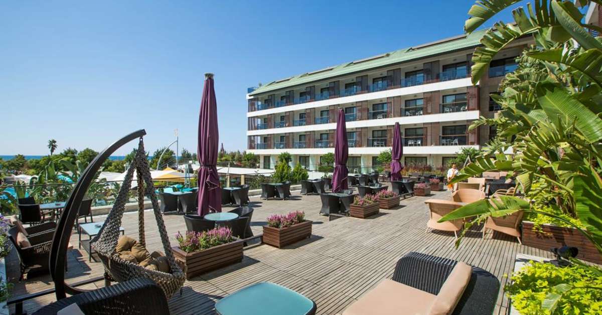 Een foto van het terras bij TUI Blue Side