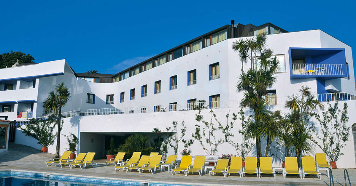 Een foto van het zwembad bij Miramar Hotel & Spa