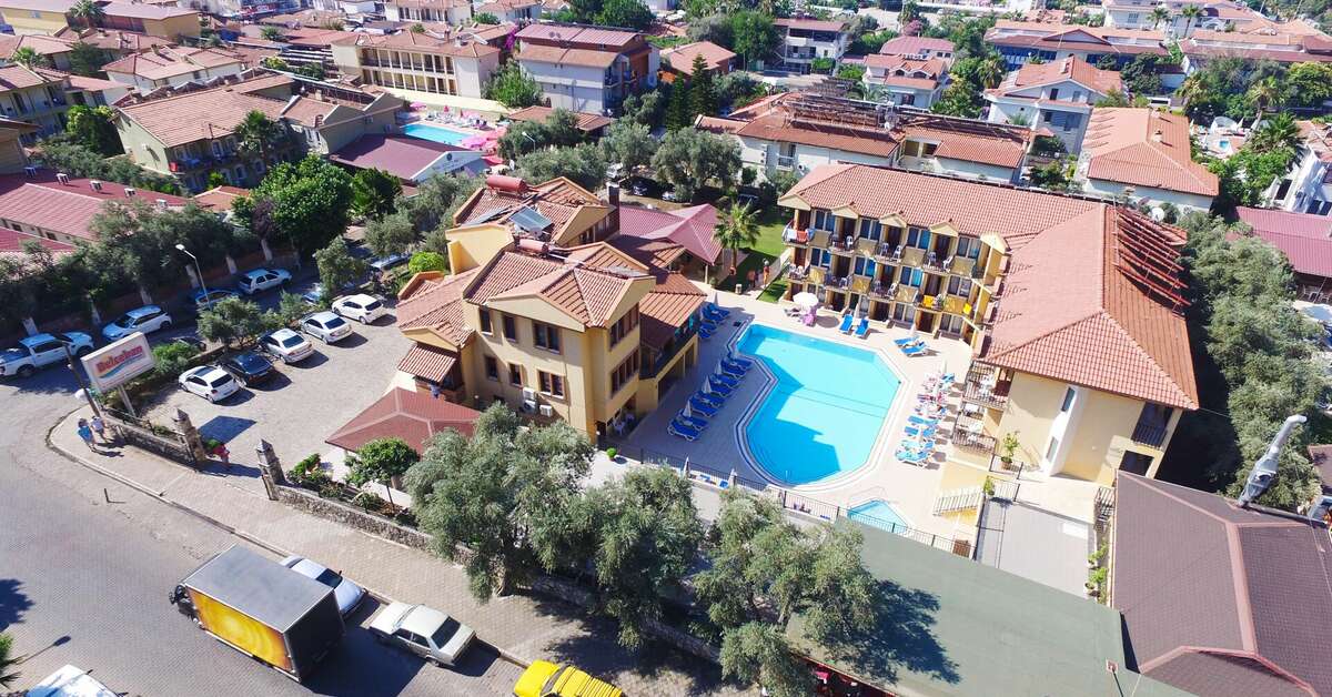 Een foto van het zwembad bij Belcehan Beach Hotel