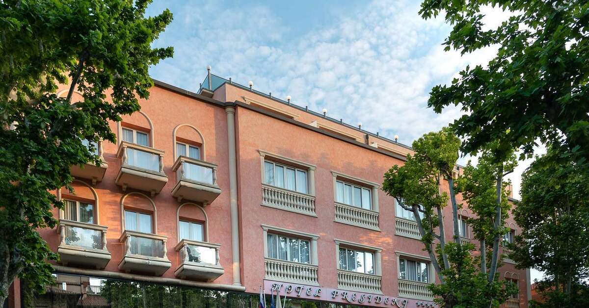 Een foto van de buitenkant van Hotel President Rimini