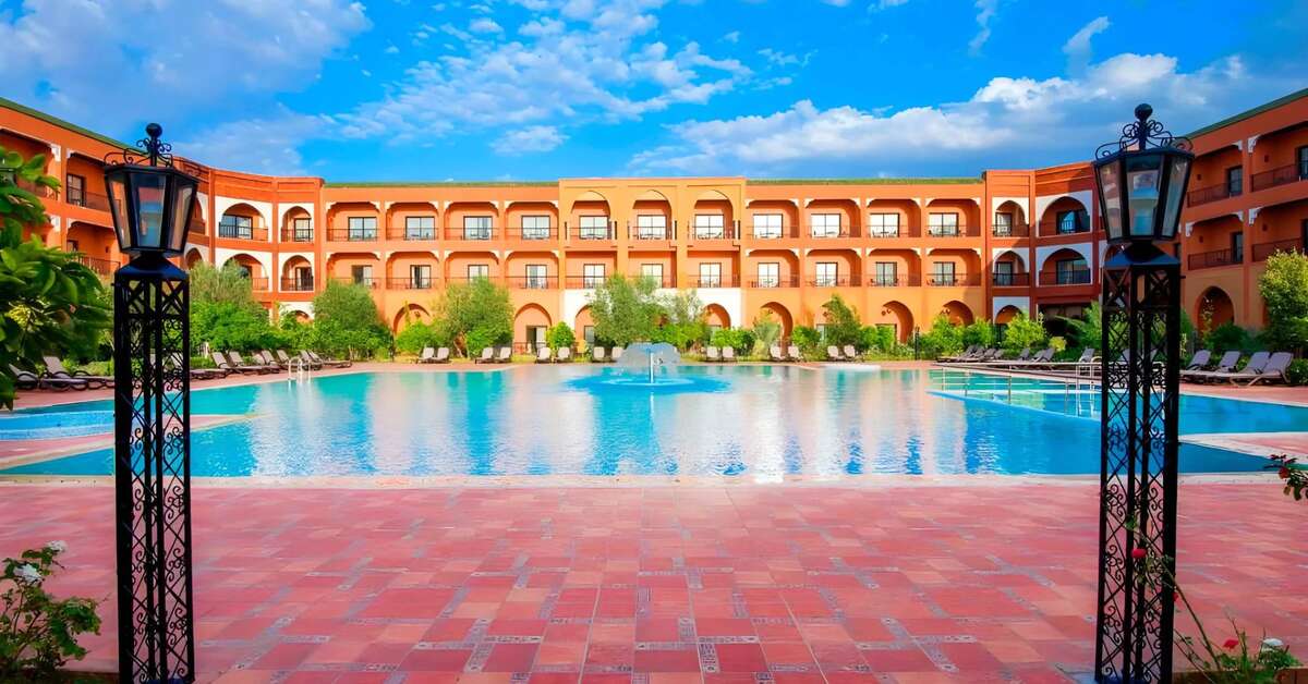 Een foto van het zwembad bij DWO Marrakech Ennakhil