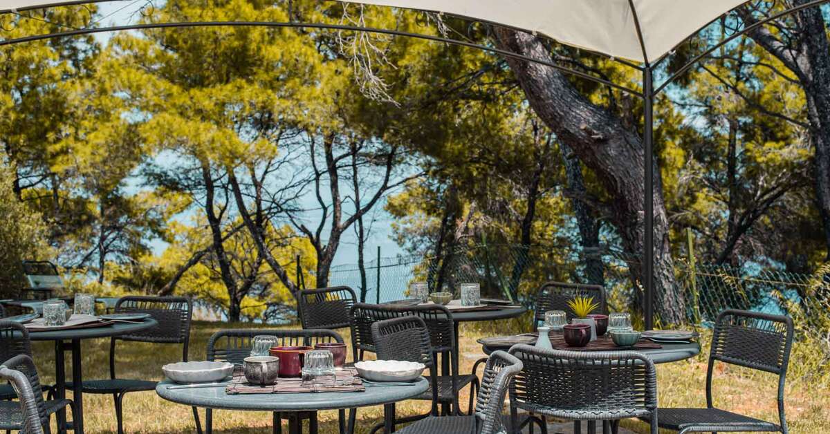 Een foto van het terras bij Pefkon Boutique Hotel