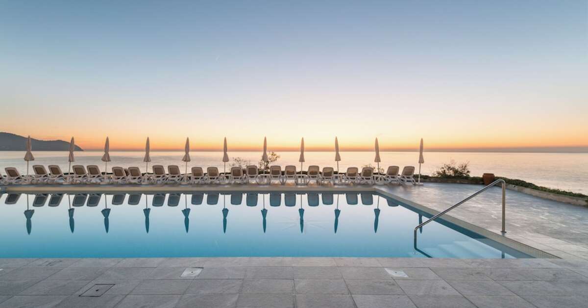 Een foto van het zwembad bij Hotel Atolon & Kaafu Beach Club