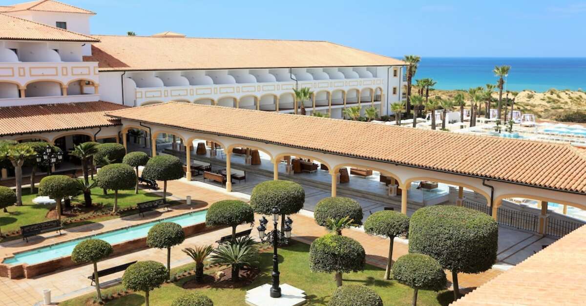 Een foto van de buitenkant van Iberostar Selection Andalucia Playa