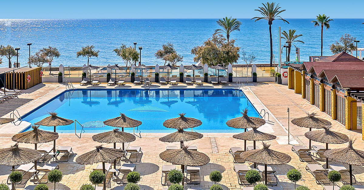 Een foto van het zwembad bij Occidental Fuengirola