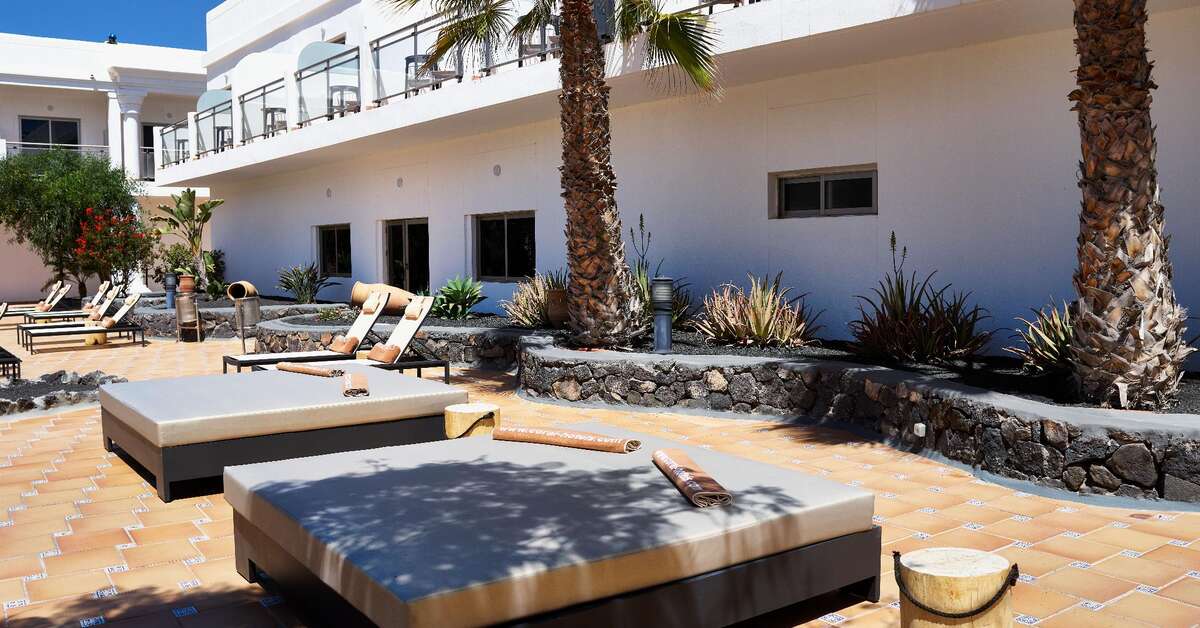Een foto van het terras bij Hotel Coral Cotillo Beach