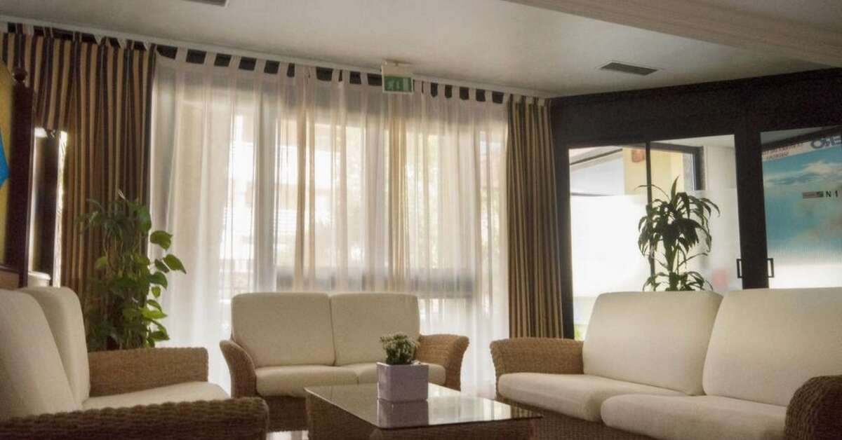 Een foto van het interieur van Rina Hotel