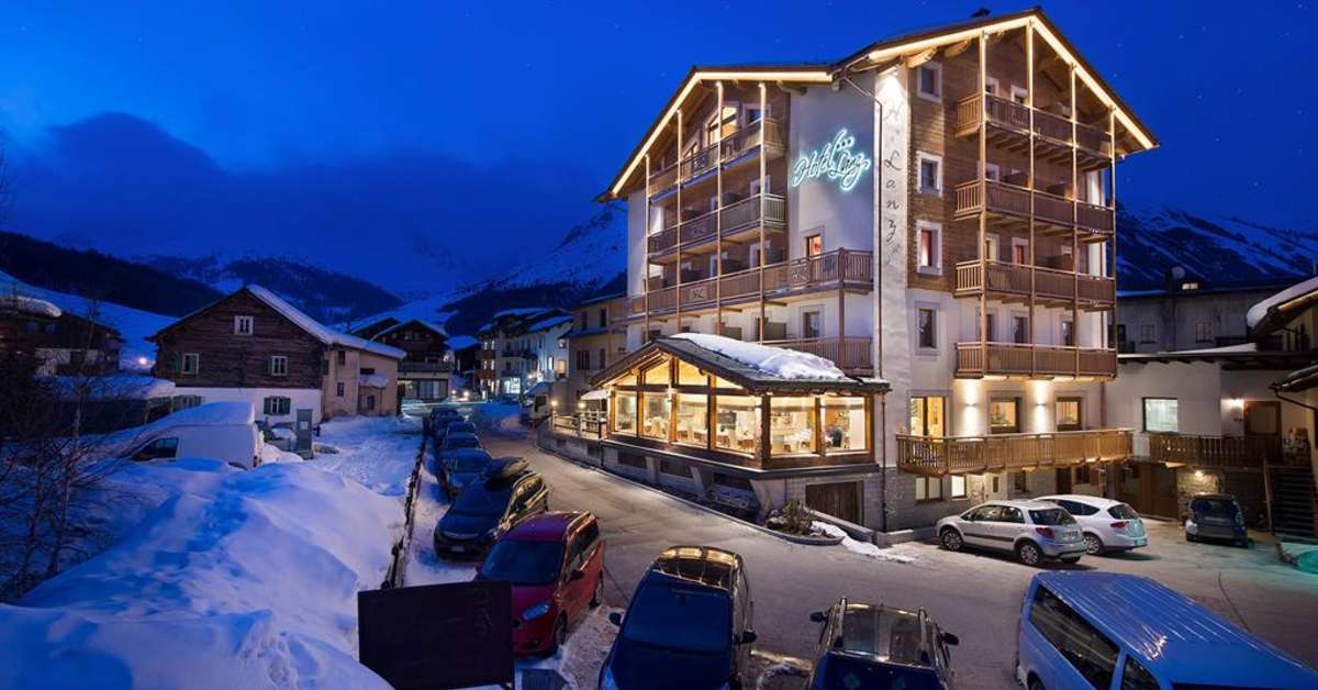 Een foto van de buitenkant van Hotel Lanz