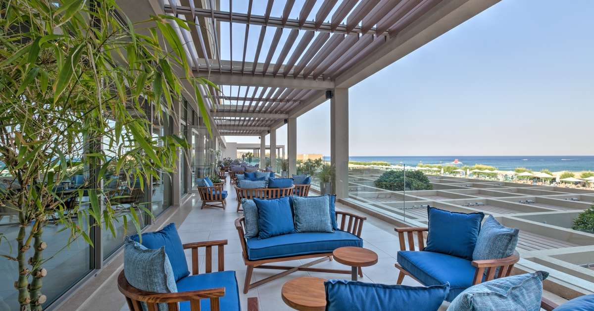 Een foto van het terras bij Amada Colossos Resort