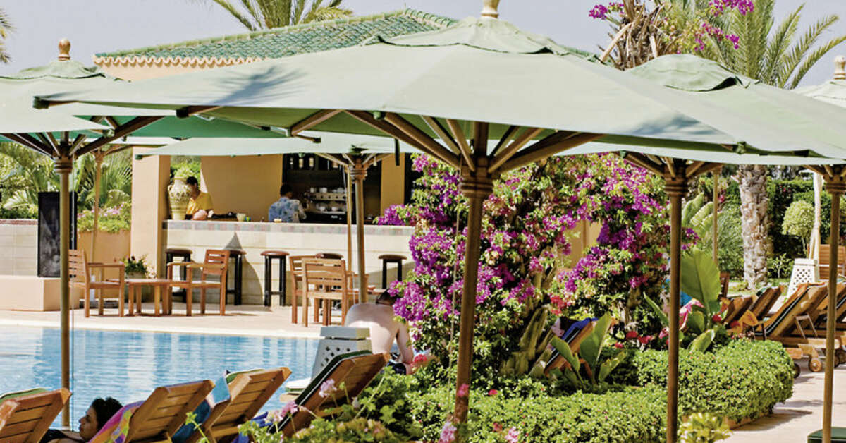 Een foto van het zwembad bij Alhambra Thalasso