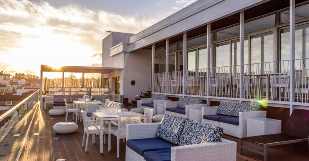 Een foto van het terras bij Hotel Baia