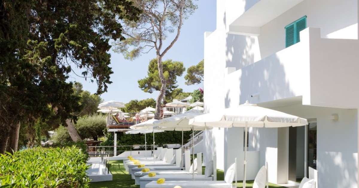 Een foto van het terras bij Cala d'Or Hotel