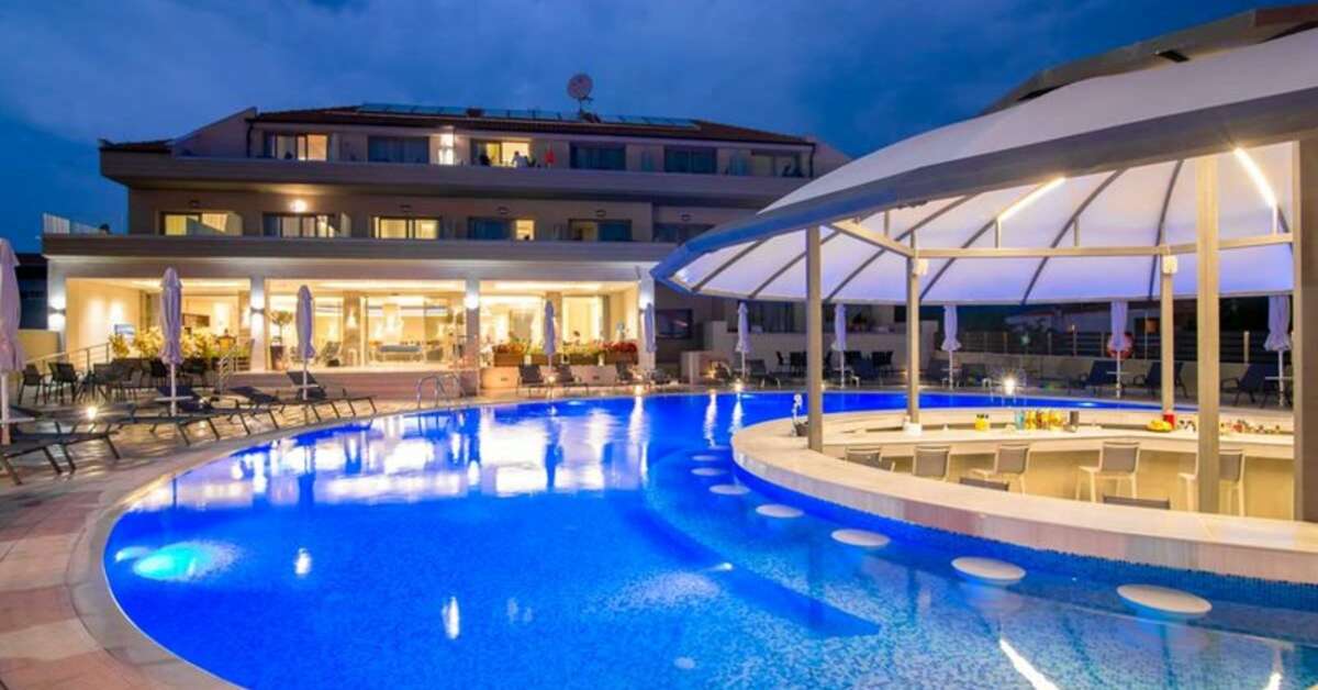 Een foto van het zwembad bij The Dome Luxury Hotel