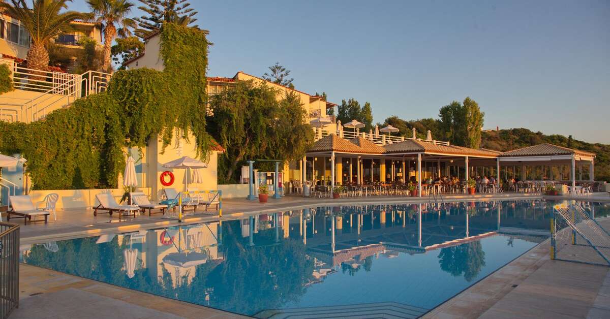 Een foto van het zwembad bij Rethymno Mare