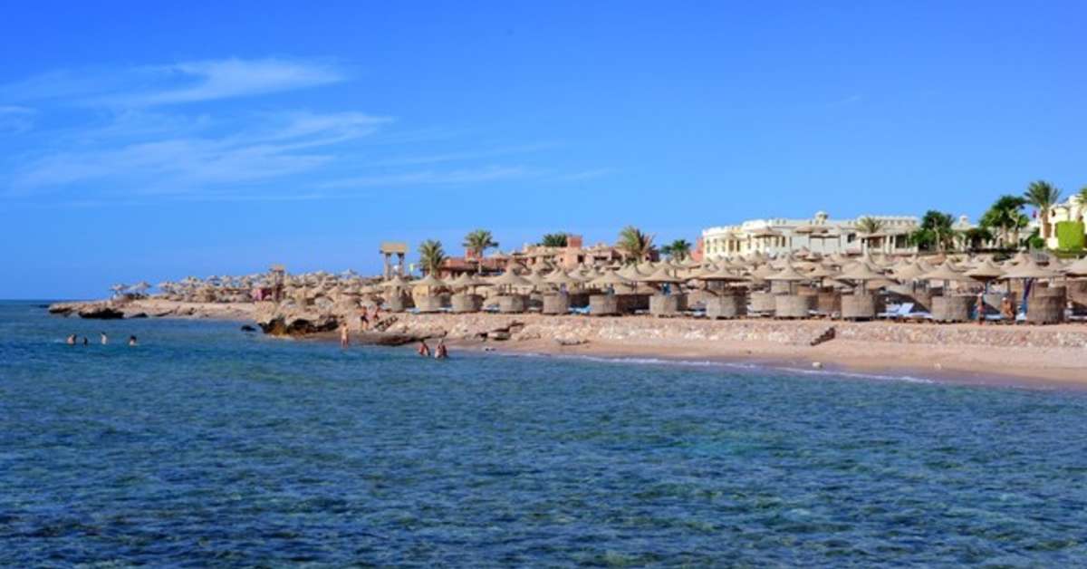 Ein Foto vom Strand beim Charmillion Gardens Aqua Park