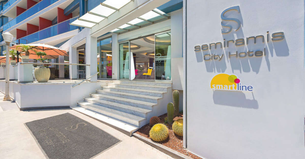 Een foto van de buitenkant van Semiramis City Hotel