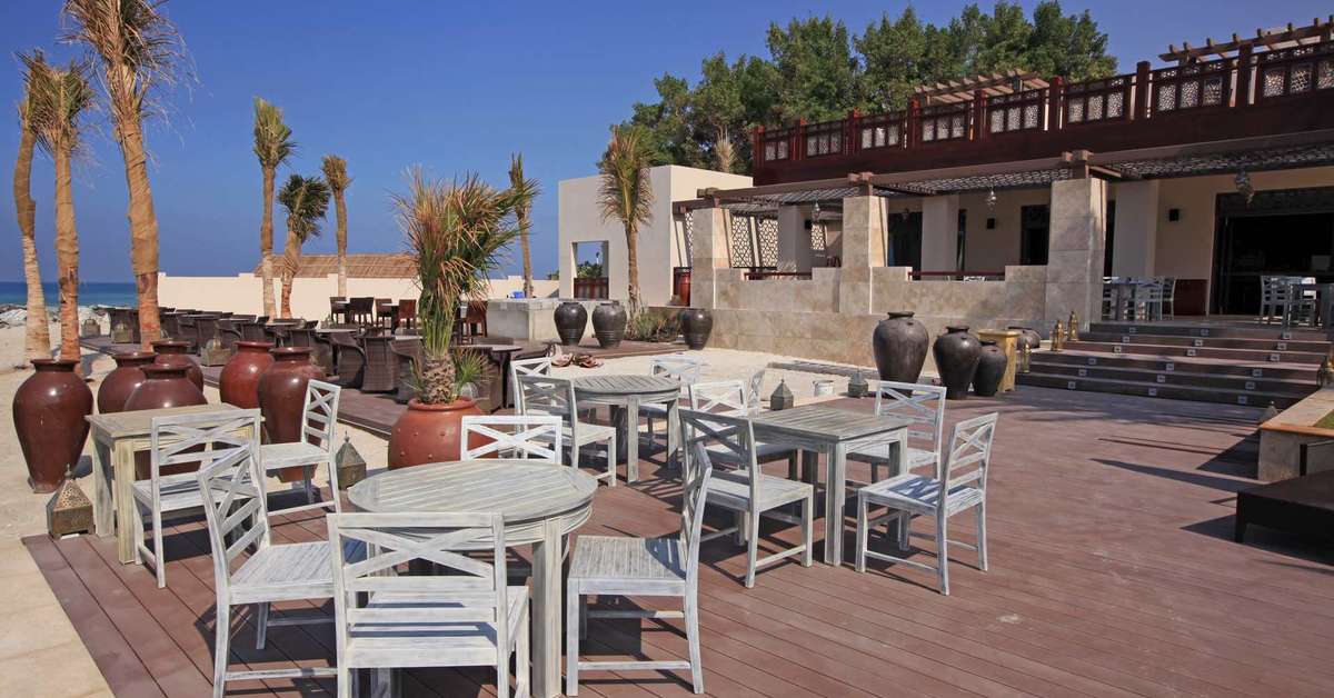 Een foto van het terras bij The Luxury Collection Hotel Ajman Saray