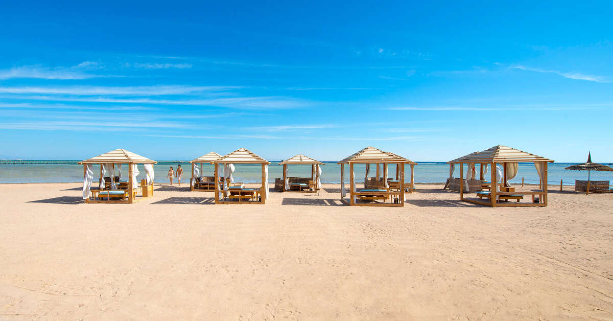 Een foto van het strand bij Amwaj Oyoun Resort & Casino