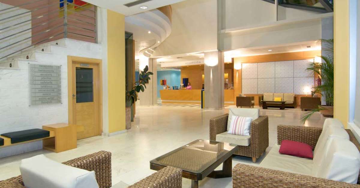 Een foto van het interieur van Hotel Piramide Salou