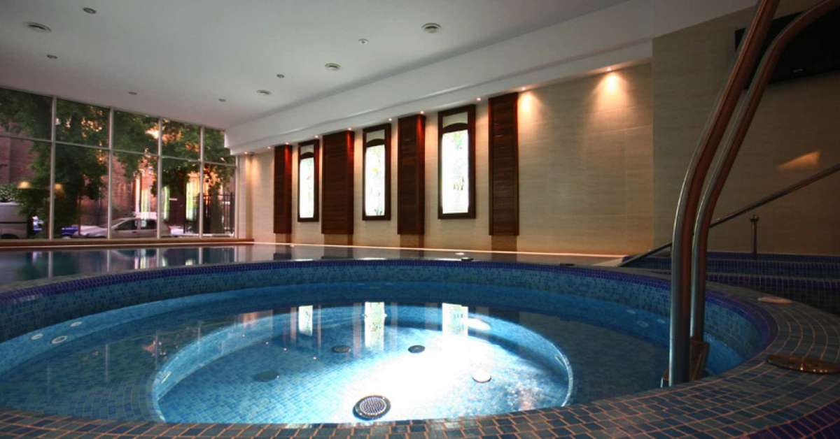 Een foto van het zwembad bij Lions Garden Hotel
