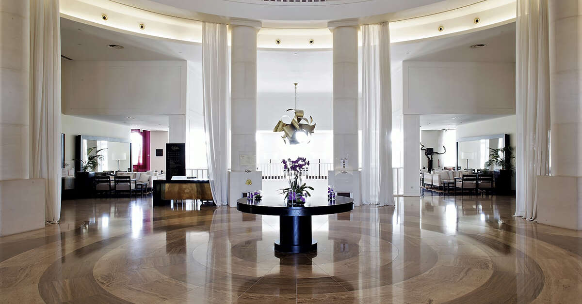 Een foto van het interieur van Domes Lake Resort
