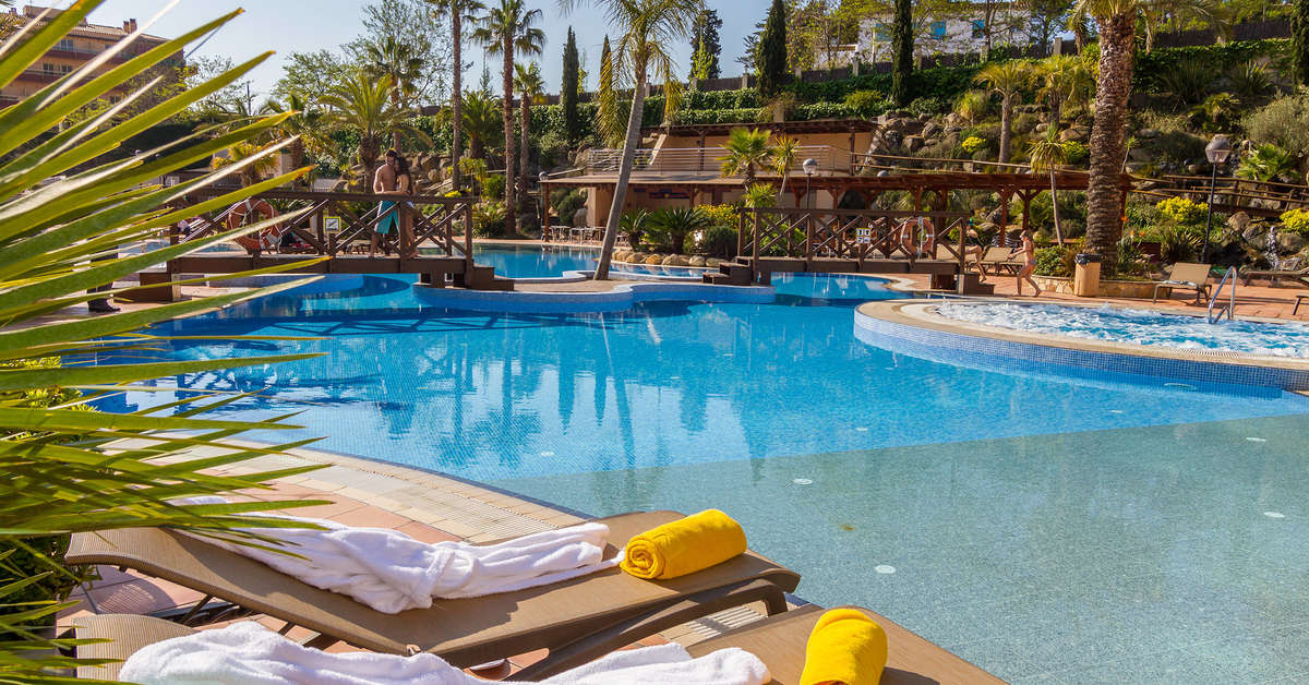 Een foto van het zwembad bij Golden Bahia de Tossa & Spa