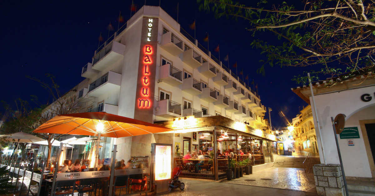 Een foto van de buitenkant van Hotel Baltum