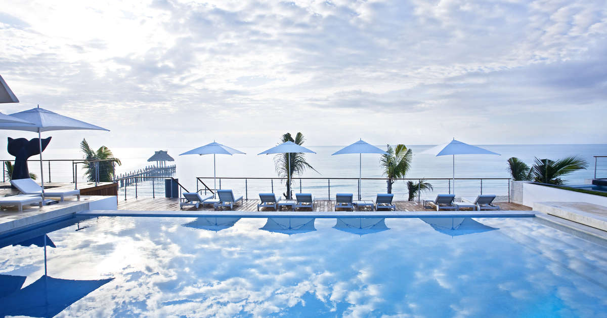 Een foto van het zwembad bij Blue Diamond Riviera Maya