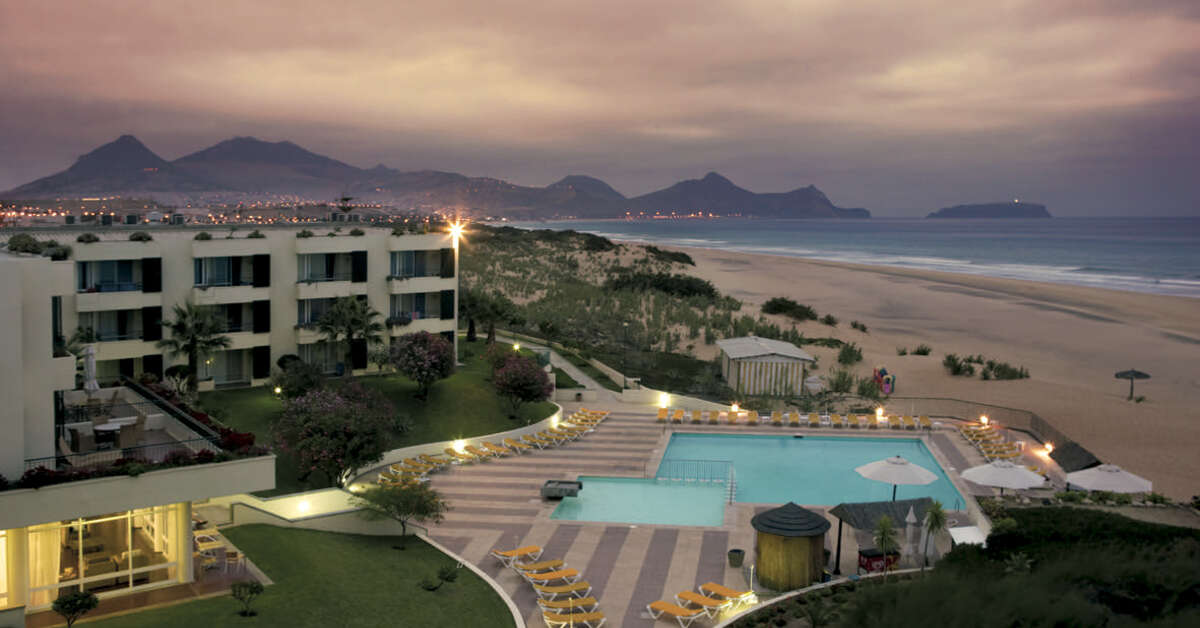 Een foto van het zwembad bij Vila Baleira Suites