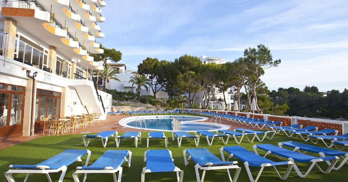 Een foto van het zwembad bij Cala Ferrera Hotel