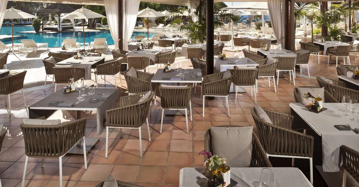 Een foto van het terras bij Hotel Don Pepe Gran Meliá