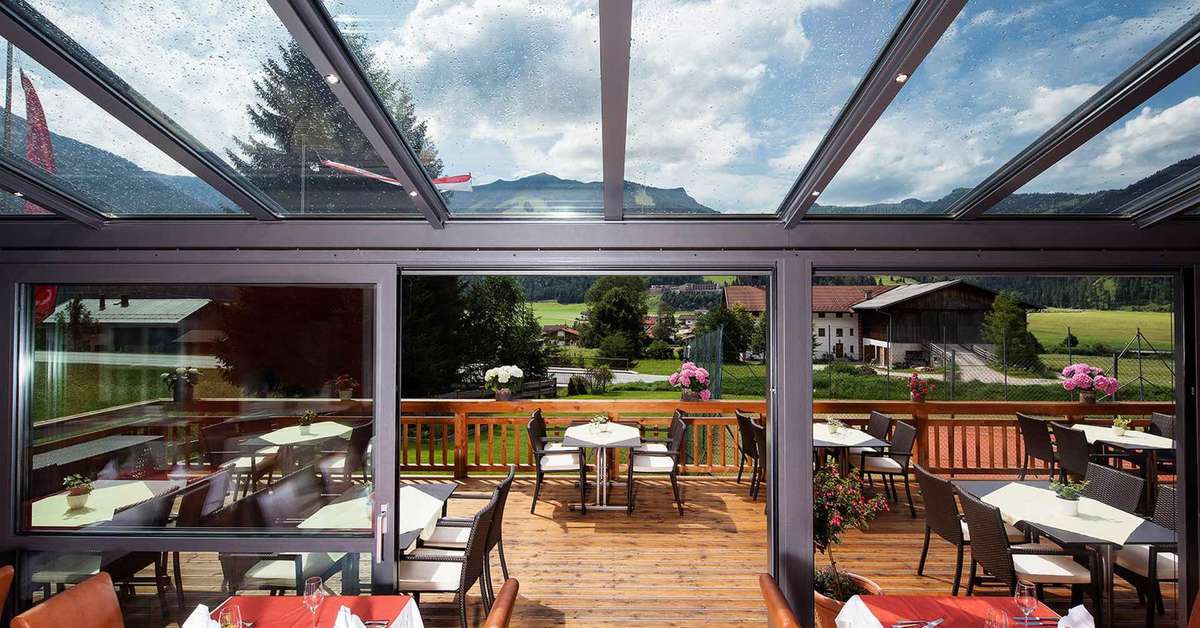 Een foto van het terras bij Resort VAYA Achensee