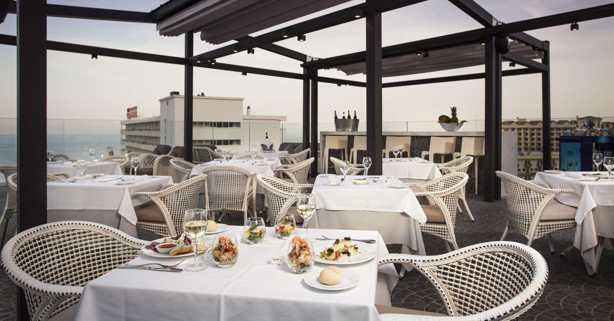 Een foto van het terras bij Hotel Fenix Torremolinos
