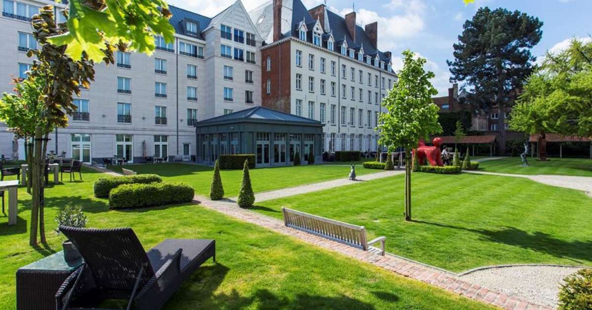 Een foto van de buitenkant van Dukes' Palace