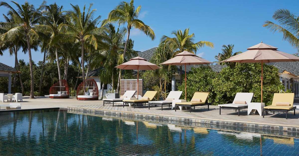 Een foto van het zwembad bij NH Collection Maldives Havodda Resort
